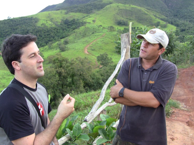 Laurent Lefebvre and a grower talking on a steep hillside